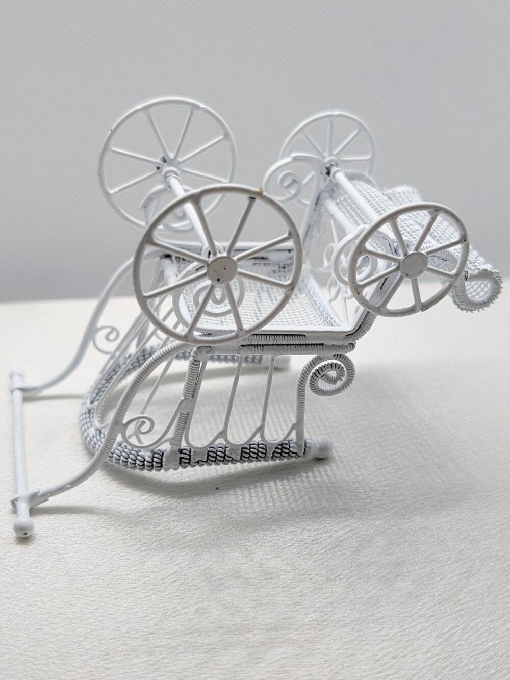 Decorative Displays -- 4  Victorian styled Baby Buggies -- Excellent Condition - Picture 5 of 14